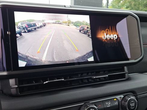Used 2025 Jeep Wrangler Unlimited Rubicon AWD/4WD image 21