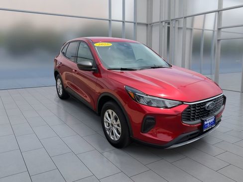 Used 2025 Ford Escape Active AWD/4WD image 2