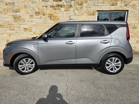 Used 2022 Kia Soul LX FWD image 1