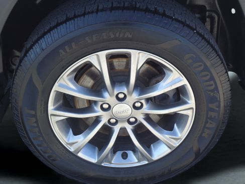 Used 2020 Jeep Cherokee Latitude Plus w/ Cold Weather Group AWD/4WD image 9
