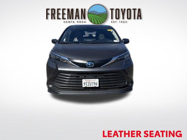 Used 2025 Toyota Sienna XLE FWD image 3