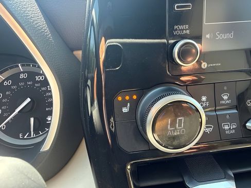 Used 2021 Toyota Highlander XLE FWD image 11