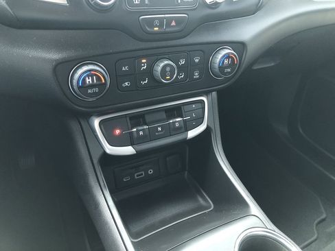 Used 2024 GMC Terrain SLT image 22