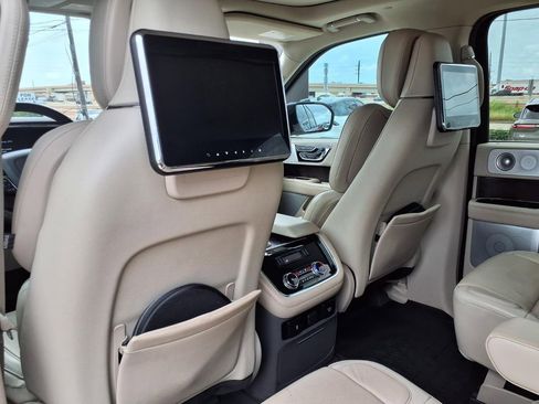Used 2019 Lincoln Navigator Reserve AWD/4WD image 14