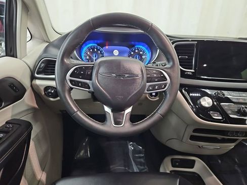 Used 2023 Chrysler Pacifica Touring-L image 27