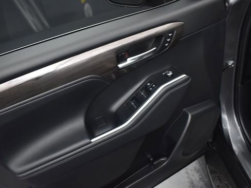 Used 2023 Toyota Highlander Limited image 9