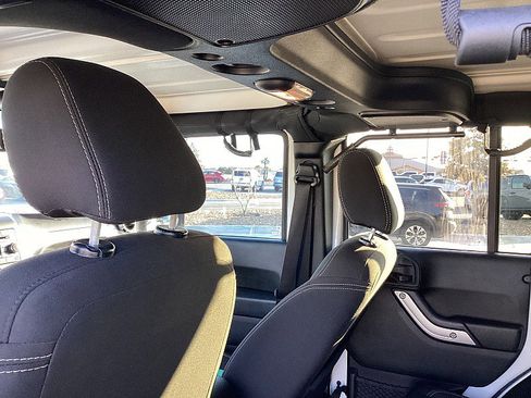 Used 2016 Jeep Wrangler Unlimited Rubicon w/ Connectivity Group image 14