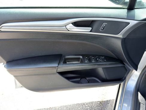 Used 2020 Ford Fusion SE FWD image 16