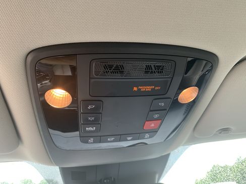 Used 2025 Kia Carnival EX FWD image 28