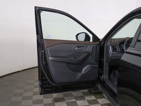 Used 2023 Nissan Rogue SV image 16