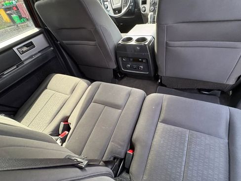 Used 2017 Ford Expedition XLT image 32