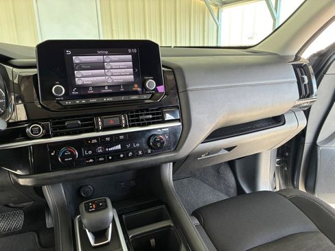 Used 2024 Nissan Pathfinder SV FWD image 17