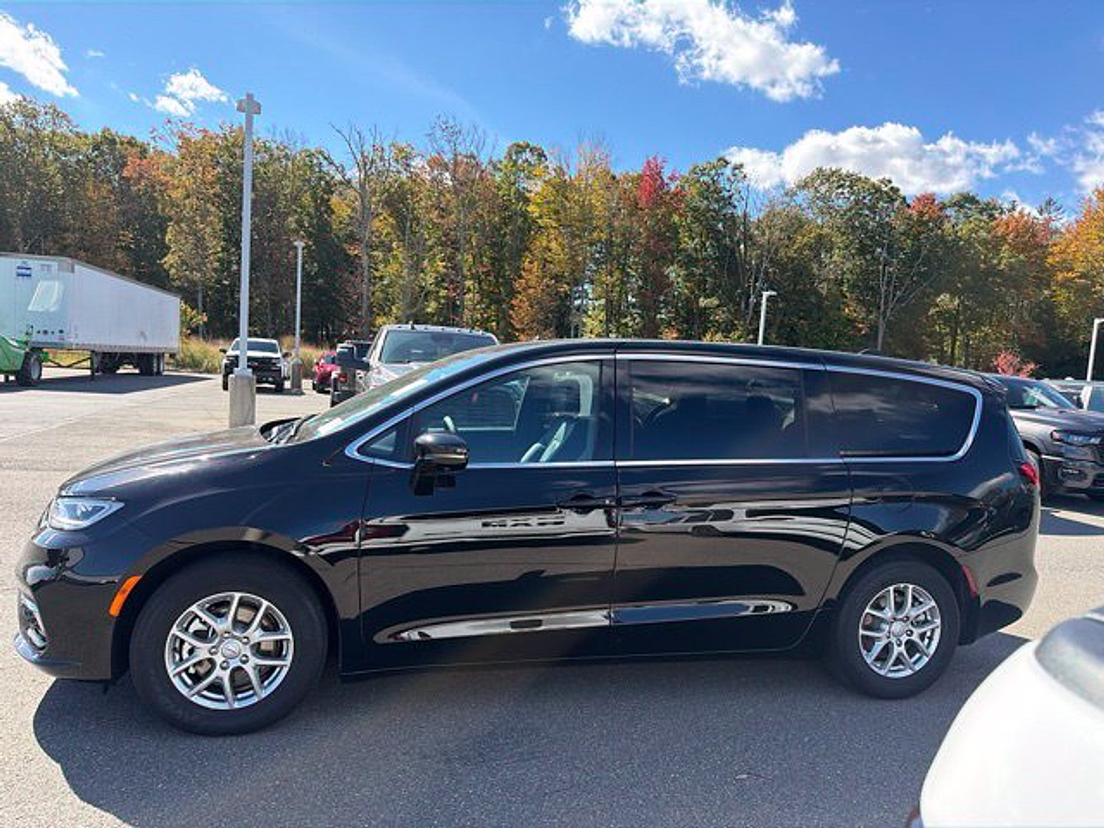 Used 2026 Chrysler Pacifica Select FWD image 4