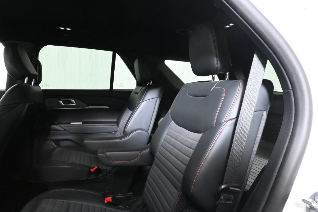 Used 2025 Ford Explorer ST-Line AWD/4WD image 6