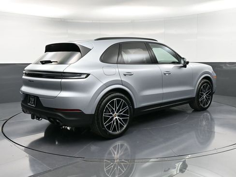 Certified 2025 Porsche Cayenne image 8