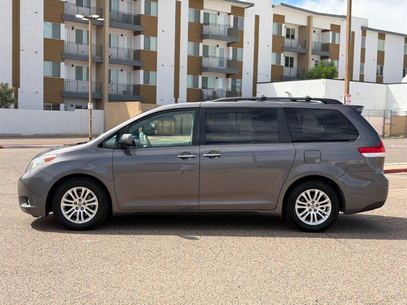 Used 2014 Toyota Sienna XLE w/ XLE Premium Package FWD image 11