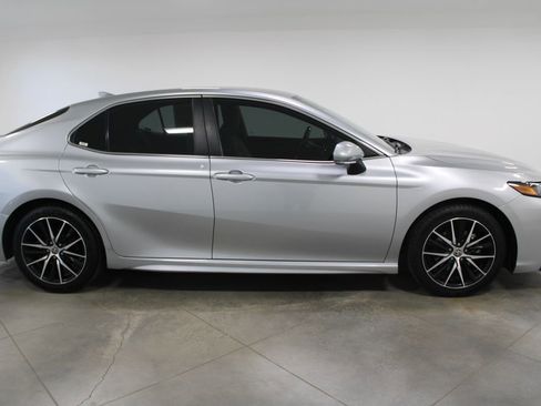 Used 2023 Toyota Camry SE image 11