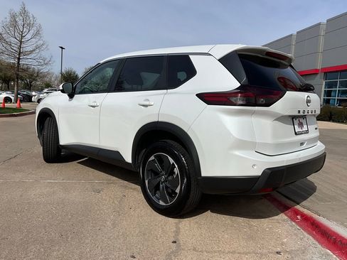Used 2025 Nissan Rogue SV image 8