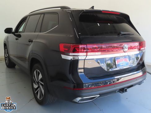 Used 2024 Volkswagen Atlas SE w/ Panoramic Sunroof Package FWD image 6