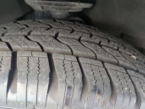 Used 2024 Ford Explorer XLT AWD/4WD image 11