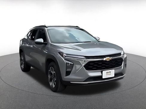 Used 2025 Chevrolet Trax LT FWD image 3