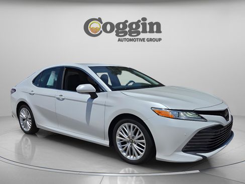 Used 2018 Toyota Camry XLE FWD image 7