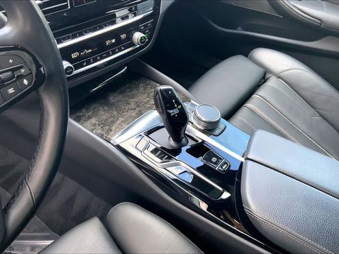 Used 2021 BMW 530i w/ Premium Package image 15