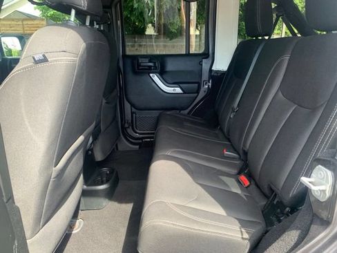 Used 2018 Jeep Wrangler Unlimited Sahara w/ Connectivity Group AWD/4WD image 11
