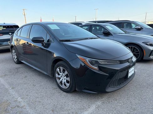 Used 2022 Toyota Corolla LE FWD image 2