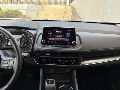 Used 2025 Nissan Rogue SV FWD image 14