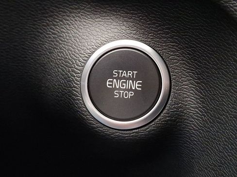 Used 2024 Volvo XC40 B5 Core image 25