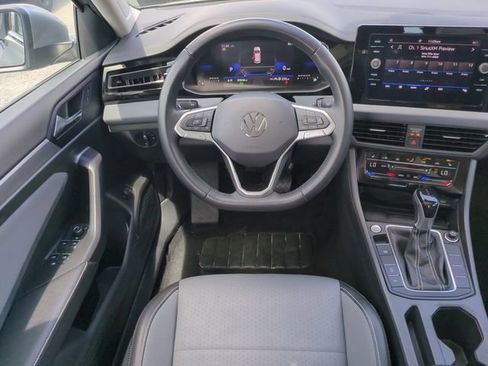 Used 2025 Volkswagen Jetta SE FWD image 18
