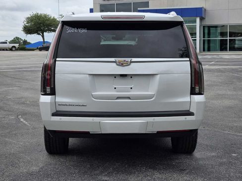 Used 2019 Cadillac Escalade ESV Platinum AWD/4WD image 4