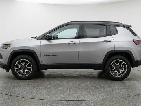 Used 2025 Jeep Compass Trailhawk AWD/4WD image 5