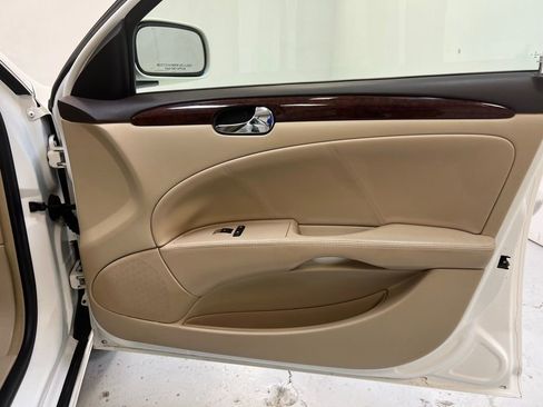 Used 2011 Buick Lucerne CX image 27