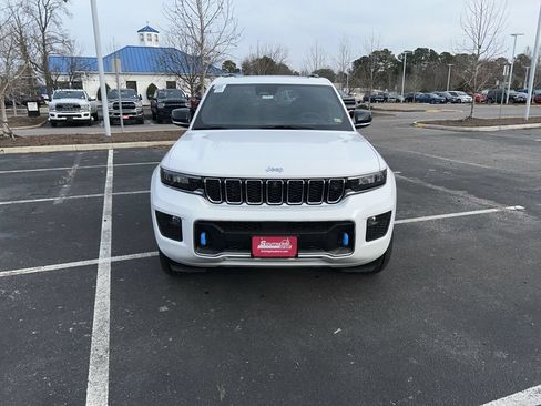 New 2024 Jeep Grand Cherokee Overland w/ Advanced Protech Group III AWD/4WD image 2