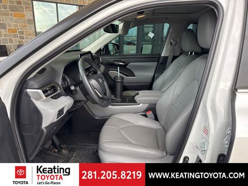 Used 2025 Toyota Highlander XLE image 15