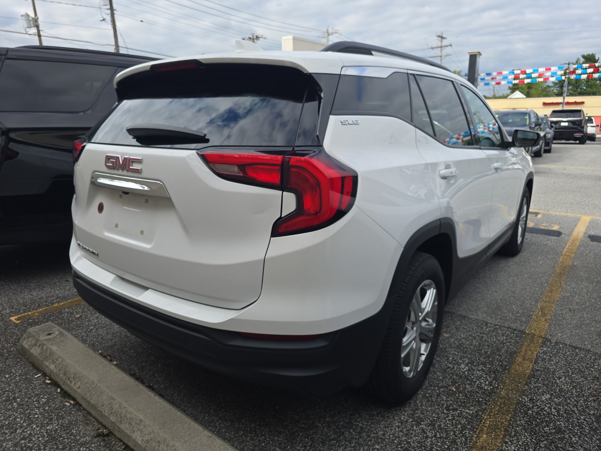Used 2020 GMC Terrain SLE w/ Driver Convenience Package FWD image 4