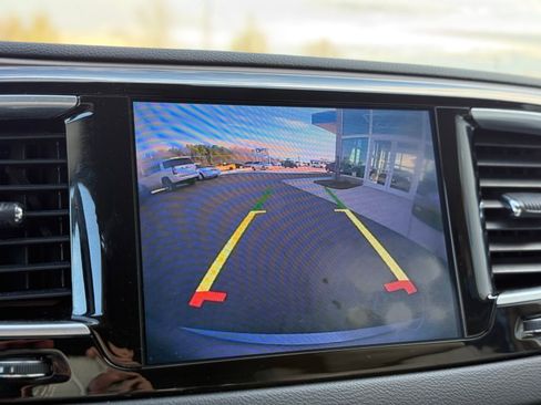 Used 2017 Chrysler Pacifica Touring-L Plus w/ Tire & Wheel Group image 36