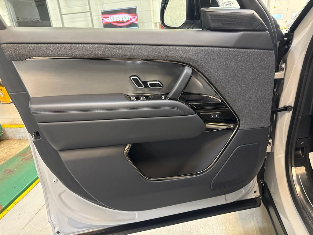 Used 2025 Land Rover Range Rover Sport SE AWD/4WD image 20