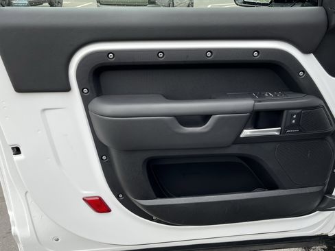 Used 2025 Land Rover Defender 90 S image 14