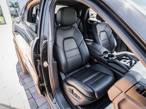 Used 2025 Porsche Cayenne Coupe AWD/4WD image 32