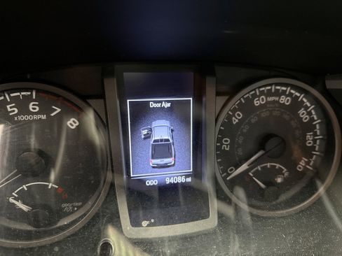 Used 2019 Toyota Tacoma TRD Off-Road image 10