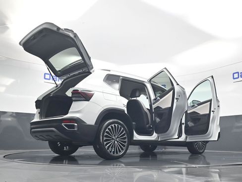 Used 2025 Volkswagen Taos SE FWD image 58