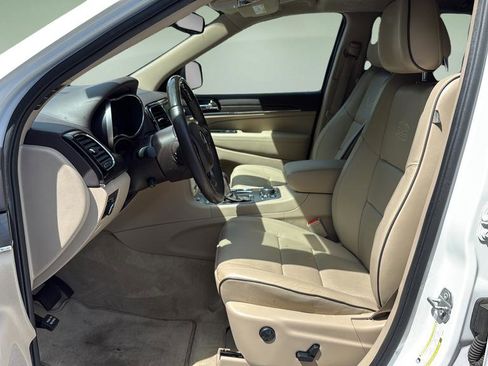 Used 2019 Jeep Grand Cherokee Overland AWD/4WD image 11