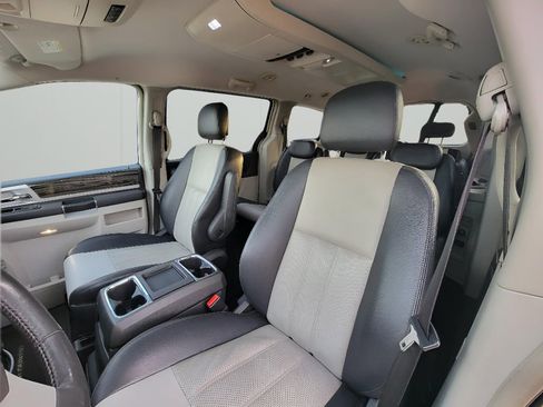 Used 2010 Chrysler Town & Country Touring Plus w/ Premium Group image 11