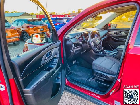 Used 2021 Chevrolet Traverse LT image 12