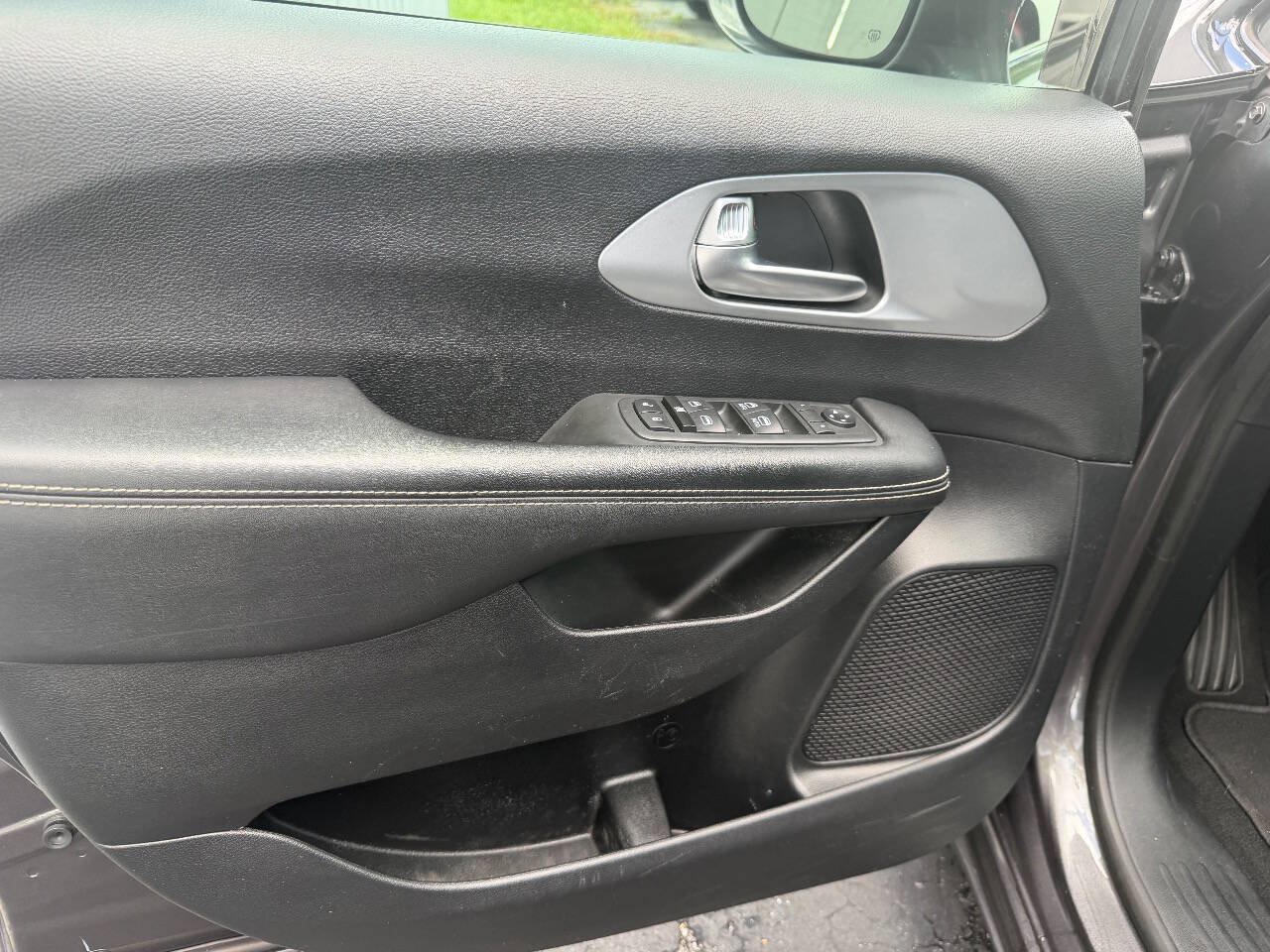 Used 2020 Chrysler Pacifica Touring w/ S Appearance Package FWD image 10