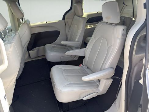 Used 2017 Chrysler Pacifica Touring-L w/ Tire & Wheel Group FWD image 9