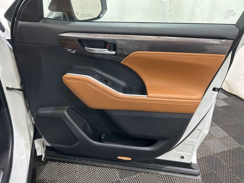 Used 2025 Toyota Highlander Platinum image 11